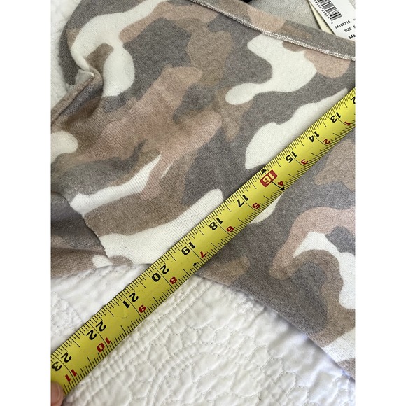 NWT Studio B by Bobeau Light Colored Camo V-Neck Pullover Sweater Top. Sz S - Picture 6 of 7